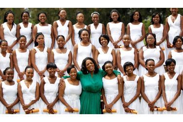 La papesse de la télévision américaine Oprah Winfrey a célébré samedi les 72 premières bachelières du lycée de filles qu'elle a fondé à Henley-on-Klip, en Afrique du Sud.