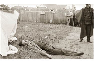 Les archives du Musée de la Justice et de la Police comptent un grand de nombre de photos de scènes de crimes. Dans l'Australie d'avant guerre, les moissons sont souvent rouges. Ci-dessus, le corps de John Stanislaus (Jack) Keane, un bookmaker victime d'un règlement de compte à Mascot, en octobre 1933.