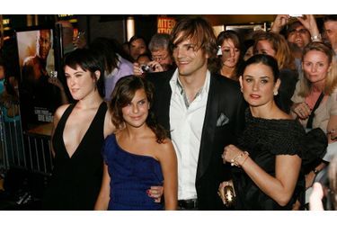 Ashton Kutcher s'est toujours très bien entendu avec ses trois belles filles. Le couple est ici avec Rumer et Scout, en 2007.