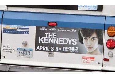 Une publicité apparaît sur un bus new yorkais, pour la série The Kennedys, dans laquelle Katie Holmes incarne Jackie Kennedy. La série conte l&#039;histoire de la glorieuse famille, jusqu&#039;en 1963, date de l&#039;assassinat du président Kennedy à Dallas.