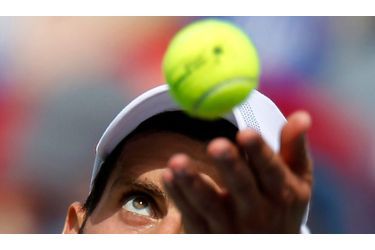 Novak Djokovic a battu, samedi en demi-finales du Masters 1000 d&#039;Indian Wells, Roger Federer pour la troisième fois de l&#039;année. Le Serbe, toujours invaincu en 2011, a néanmoins concédé au Suisse son premier set du tournoi (6-3, 3-6, 6-2). Le n°3 mondial retrouvera en finale Rafael Nadal, tombeur plus tôt de Juan Martin Del Potro.