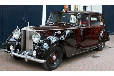 Kate arrivera à l&#039;abbaye avec la Phantom VI offerte par Rolls-Royce à la Reine à l&#039;occasion de ses 25 années sur le trône, en 1977. C&#039;est dans cette voiture que Charles et Camilla ont été chahutés par des manifestants en décembre dernier. 