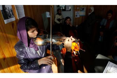 Une académie de musique a été ouverte à Kaboul, en Afghanistan. Les élèves y apprennent la maîtrise de plusieurs instruments de musique, pour faire oublier des décennies de guerre.