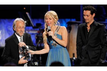 Le président de l’Académie des Grammy Awards, Neil Portnow (à gauche) et le chanteur Marc Anthony (à droite) – ex-époux et père des enfants de Jennifer Lopez – lui ont remis son prix. Shakira a enregistré 9 albums studio (7 officiels), le dernier en date étant Sale el Sol, sorti en octobre 2010.