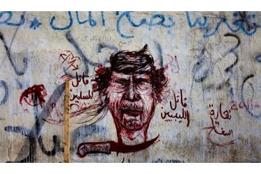  A Benghazi, fief de la rébellion contre le colonel Kadhafi, la jeunesse libyenne s&#039;exprime sur les murs de la ville. Et ose caricaturer le Guide de la révolution.Photo prise le 23 mars.