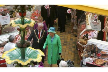 Elizabeth II a entamé mardi une visite d'État de quatre jours en République d'Irlande, une première depuis la visite de George V en 1911. La reine a achevé son voyage historique ce vendredi par une visite du site médiéval Rocher de Cashel (sud-ouest), qu'aurait fréquenté Saint-Patrick, saint-patron de l'Irlande, puis par une balade au "Marché anglais" de Cork, célèbre car l’un des plus anciens marchés couverts au monde –il date de 1788. L’un des moments les plus marquant de ce déplacement fut sans doute son discours de mercredi à Dublin, lors duquel la souveraine a souligné sa "profonde compassion" pour les victimes de la guerre d’indépendance –obtenue en 1922.