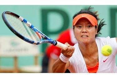 Longtemps inconnue du grand public, la joueuse chinoise Li Na a remporté ce samedi 4 juin le tournoi de Roland-Garros 2011, devenant ainsi la première joueuse asiatique à gagner un tournoi du Grand Chelem en simple, hommes et femmes confondus. Les premiers coups d’éclats de Li Na, âgée aujourd’hui de 29 ans, remontent en 2004. Elle tient alors tête à la joueuse russe Svetlana Kuznetsova, qui vient de gagner l’US Open. Malgré sa défaite, Li Na accède à la 80e place des meilleures joueuses de tennis mondiales. D’année en année, elle grappillera des places. Jusqu’à atteindre le Top 10 en 2010. Une couronne qu’elle légitime en atteignant la finale de l&#039;Open d&#039;Australie puis en remportant l&#039;édition 2011 de Roland-Garros.