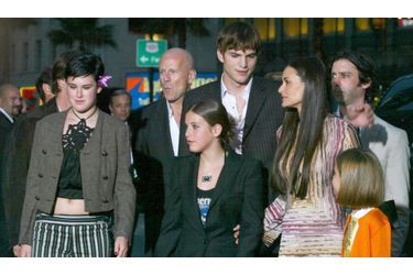 En 2003, le jeune couple assiste en famille à la première du second volet des "Drôles de Dames", dans lequel Demi Moore incarne un ange déchu. Ils sont entourés de Bruce Willis et des filles qu'il a eues avec Demi, Rumer, Scout et Talulah.
