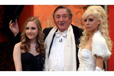 L'homme d'affaires autrichien entouré de sa fille Jacqueline et de sa petite-amie Anastasia Sokol.