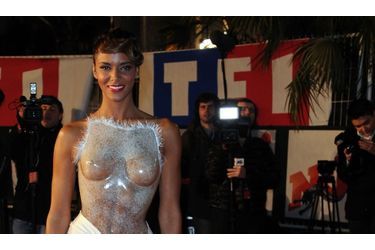 Retour en images sur les NRJ Music Awards, où la chanteuse Shy&#039;M dans une tenue très sensuelle, a fait sensation...