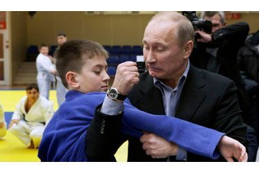 Le Premier ministre Vladimir Putin s’essaye au judo lors d’une démonstration dans un centre sportif à Kemerovo, une ville industrielle de Russie. 