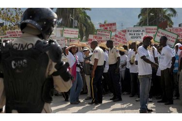 Haïti commémore ce jeudi le deuxième anniversaire du séisme dévastateur du 12 janvier 2010, qui a fait 300 000 morts et ravagé le pays, toujours confronté aux défis de la reconstruction et du relogement. Aujourd’hui, les organisations estiment qu’un demi-million de personnes vivent toujours dans des camps insalubres de Port-au-Prince, c’est pourquoi les Haïtiens ont organisé des manifestations, afin de demander une accélération du processus.
