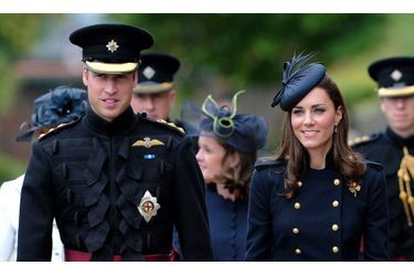 Le duc et la duchesse de Cambridge ont assisté à une cérémonie militaire officielle à Windsor, ce samedi, qui visait à remettre des médailles aux soldats de l'Irish Guards (la Garde irlandaise) ayant servis la Couronne en Afghanistan. Pour rendre hommage à ces militaires irlandais, le prince William avait bien sûr revêtu l'uniforme, tout comme son père le prince Charles, et Kate Middleton a opté pour un trench d'inspiration militaire, parfaitement assorti à la tenue de son mari, et orné d'une broche en or en forme de trèfle, emblème de l'Irlande.