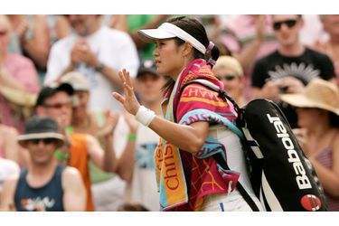 2006. A Wimbledon, la Chinoise s’incline face à Kim Clijsters dans les quarts de finale. Une défaite aux airs de victoire: Li Na est quand même devenue la première Chinoise de l’histoire à atteindre les quarts de finale dans un tournoi du Grand Chelem en simple, hommes et femmes confondus. Malheureusement, elle se blesse un an plus tard en 2007 et chute de dix places dans le classement mondial féminin (alors trentième). Elle reprendra le tennis cinq mois plus tard.