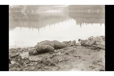 Crime, accident, suicide ? Le cadavre couvert de boue de cet ouvrier gisait sur la rive d'un bassin de rétention d'eau à Sydneyham Station. (Vers 1940)