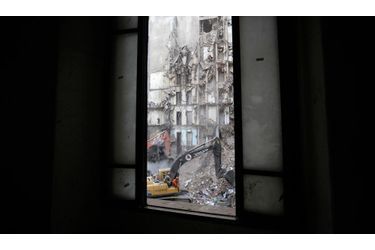 Mercredi dernier, trois immeubles de vingt, dix et quatre étages se sont effondrés dans le centre ville historique et commercial de Rio de Janeiro, au Brésil. Dix-sept corps ont déjà été extraits sans vie des décombres et cinq personnes sont toujours portées disparues.