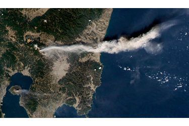 Une image satellite de la NASA du volcan Shinmoedake, situé entre Miyazaki et Kagoshima, au sud du Japon. L’épaisse fumée et les cendres se dégageant du cratère ont engendré de nombreuses perturbations dans les transports ferroviaires et aériens. Mardi, une explosion a endommagé de nombreux bâtiments publics et habitations alentours.