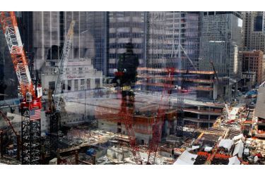 Dix ans après les attentats du 11-Septembre, une tour continue de s&#039;élever à la place des gravats. Le &quot;One World Trade Center&quot;, surnommé la &quot;Freedom Tower&quot; (&quot;La tour de la liberté&quot;), devrait atteindre la hauteur de 541 mètres une fois achevé, et devenir le bâtiment uniquement composé de bureaux le plus haut du monde.