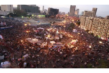 Les manifestants sont toujours très nombreux sur la place Tahrir du Caire. Ils réclament le départ des militaires au pouvoir depuis la chute de l’ancien Président Hosni Moubarak.