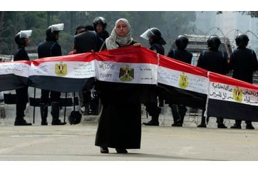 Une femme manifeste au Caire, pendant que se déroulait lundi la première session à l’Assemblée depuis la chute d’Hosni Moubarak. Le 25 janvier 2011, la première grande manifestation hostile au régime avait mobilisé le peuple égyptien.