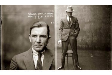 En revanche, William Stanley Moore, clope à la main et chapeau rabaissé sur les yeux, peut se targuer d'une carrière criminelle conforme à son allure de gangster : il a été arrêté pour trafic de cocaïne, d'opium et association de criminels. (1925)