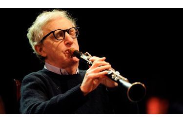 Woody Allen joue de la clarinette à l&#039;occasion d&#039;un concert avec le New Orleans Jazz Band pour la cérémonie d&#039;inauguration du centre Niemeyer d&#039;Aviles, au nord de l&#039;Espagne. 