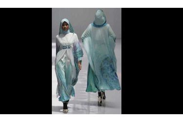 Le designer malais Abdul Kareem présente ses créations batik à l&#039;occasion de la fashion week de Kuala Lumpur.
