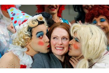 Julianne Moore reçoit un baiser de Brandon Ortiz (à gauche) et d&#039;Aseem Shukla, deux membres de la troupe Hasty Pudding Theatricals, à l’université d’Harvard. L’actrice a été nommée Femme de l’année par la compagnie théâtrale réputée pour ses comédies musicales burlesques.