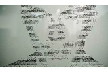 Il s’agit du visage de l’ancien Premier ministre anglais Tony Blair composé des noms des soldats anglais tués en Irak. Cette œuvre de l’artiste Annemarie Wright est exposée dans un centre culturel de Londres. 