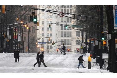 <br />
Des piétons traversent Peachtree Street à Atlanta. La neige est tombée en abondance dans le sud-Est des Etats-Unis, faisant un mort dans l’Alabama. Près de 400 personnes sont privées d’électricité en Georgie.<br />
  