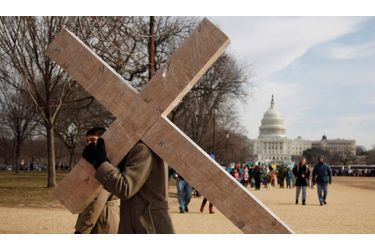 Un militant anti-avortement porte un crucifix sur le Mall, l'esplanade en face du Capitole à Washington pendant l'annuelle "Marche pour la vie", le 24 janvier. Comme à chaque anniversaire - 38e cette année - de la décision de justice Roe v. Wade, autorisant le droit à l'avortement, des milliers de personnes ont défilé devant la Cour suprême des États-Unis pour exprimer leur rejet de la loi. 