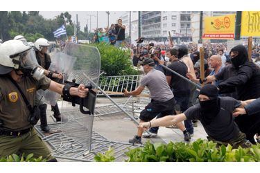 Une partie du centre de la capitale grecque avait été bouclée en fin de matinée. Les policiers avaient érigé des barrières de métal aux abords de l’assemblée pour contrer les manifestants.