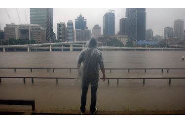   L'eau a envahi mercredi les rues de Brisbane, la troisième ville d'Australie où des milliers d'habitants ont été contraints de réunir à la hâte quelques affaires avant d'évacuer leurs domiciles. Le bilan officiel des inondations qui frappent le Queensland depuis trois semaines, les plus graves en un siècle dans le pays, est de 14 morts. Mais on déplore également plus de 90 disparus après les crues violentes qui ont balayé des communes à l'ouest de Brisbane dans la nuit de lundi à mardi. 