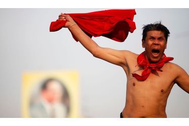 Une "chemise rouge", un manifestant anti-gouvernement, hurle lors d'un rassemblement à Bangkok, devant le monument de la Démocratie, théâtre d'affrontements sanglants avec les forces de sécurité, le 23 janvier. Un millier de militants anti-gouvernementaux se sont réunis dimanche dans la capitale thaïlandaise, pour exiger la libération de leurs dirigeants qui sont détenus depuis la répression de mai 2010. 
