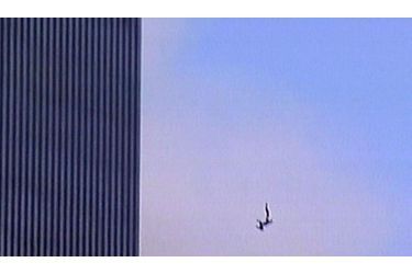 17 400 personnes étaient présentes dans les deux tours du World Trade Center. Pris au piège du feu, plus de 200 victimes se jetteront dans le vide.