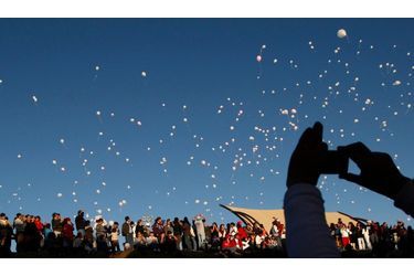 Des habitants de Ciudad Juarez, au Mexique, se rassemblent en hommage aux 14 lycéens victimes d'un tireur, qui a ouvert le feu lors d’une fête hier.
