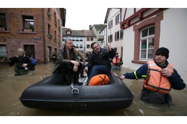 Le ministre président Stefan Mappus (à droite) accompagne le maire de Wertheim Stefan Mikulicz pour constater les dégâts causés par les inondations dans la ville, située à une centaine de kilomètres de Francfort, en Allemagne.