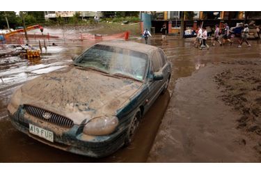 Une voiture recouverte de boue, dans la banlieue de Westend, à Brisbane. Le gouvernement australien a lancé mardi un vaste plan de relance de 20 milliards d’euros pour soutenir l'économie et reconstruire l’Etat du Queensland, dévasté par les inondations depuis le mois dernier.