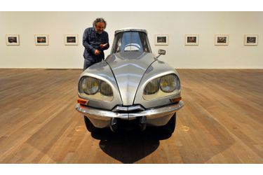 La DS de Citroën, revue par l'artiste mexicain Gabriel Orozco. La voiture, exposée au Tate Modern gallery de Londres, a été réduite du tiers en son centre. 