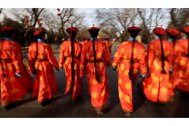 Des Chinois habillés en costumes de la Dynastie Qing pour une cérémonie de culte à Pékin.