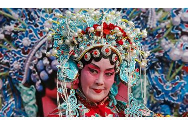 Un artiste de l'opéra de Pékin se prépare pour les festivités du réveillon chinois. Ce soir, plus d'un milliards de Chinois fêteront l'année du lapin.