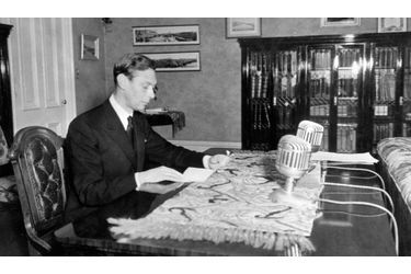 Grâce à Lionel Logue, George VI, qui souffrait de graves problèmes d'élocution, a pu corriger son bégaiement. Le Discours d'un roi de Tom Hooper rend hommage à l'amitié profonde qui liait le souverain à son orthophoniste australien. Cette photo a été prise le 24 mai 1939, à Winnipeg, au Canada. 