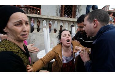 La sœur d’Abdelkader Akriche, tué durant les émeutes, pleure son frère durant ses funérailles à Bou Ismail, à 45 km à l’ouest d’Alger. De nombreuses manifestations ont eu lieu dans le pays pour protester contre la hausse des prix alimentaires.