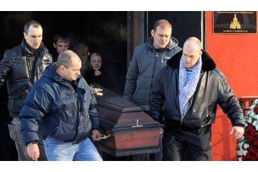 Des hommes portent le cerceuil de Vakhtang Lomdaridze, un chauffeur de taxi tué par l'explosion d'une bombe à l'aéroport Domodedovo, dans un cimetière de Moscou.