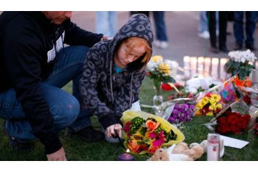 <br />
Une jeune fille et son père déposent une bougie devant l’hôpital où se rétablissent les victimes de la fusillade de Tuscon, en Arizona, qui a fait six morts et 14 blessés samedi dernier.<br />
  