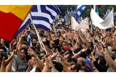 De nombreux protestants appartenant au mouvement des &quot;indignés&quot; ont rejoint la place du Parlement d’Athènes. Sur les pancartes brandies, figuraient &quot;No pasaran&quot;, qui signifie &quot;Ils ne passeront pas&quot; en espagnol, en référence au célèbre slogan prononcé par les partisans de la Seconde République Espagnole.