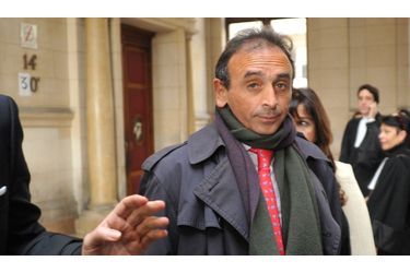 Chroniqueur politique à la langue bien pendue, Eric Zemmour comparaissait devant le tribunal de Paris, poursuivi pour pour diffamation et discrimination raciale. Il avait déclaré sur l'antenne de Canal +, le 6 mars dernier, que "la plupart des trafiquants sont noirs et arabes".