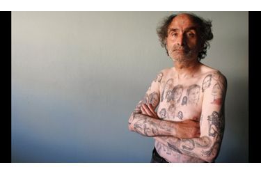 Miljenko Parserisas Bukovic aime Julia Roberts et le prouve. A 56 ans, il s’est fait tatouer 82 portraits de l’actrice, qu’il a admiré après avoir vu «Erin Brockovich». D’après ses explications, il continuera tant qu’il aura de l’argent… et de la place.