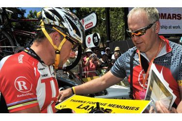 L'Américain Lance Armstrong, septuple vainqueur du Tour de France, a mis fin à sa carrière internationale dimanche à l'issue du Tour Down Under. Le coureur de 39 ans, invaincu sur le Tour de France entre 1999 et 2005, avait annoncé avant la dernière Grande Boucle qu'il s'agissait de sa dernière course à l'étranger avant de finalement prendre le départ du Tour Down Under, en Australie.   Le coureur de l'équipe RadioShack prévoit de disputer au mois de mai le Tour de Californie, qui sera sa dernière course professionnelle selon son directeur sportif Johan Bruyneel. Lance Armstrong fait actuellement l'objet d'une enquête aux Etats-Unis après les accusations de dopage proférées par son ancien coéquipier Floyd Landis. 