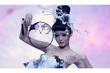L’artiste maquilleur Mao Geping a présenté sa nouvelle collection de cosmétiques MGPIN lors de la Fashion Week de Pékin. Fées, archanges et autres créatures sombres vêtues de créations originales ont enchanté le podium.